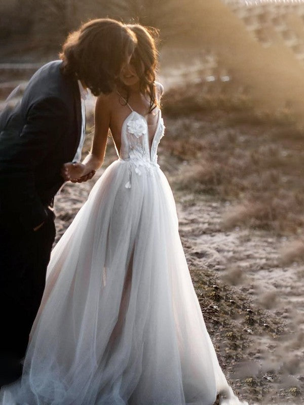 A-Line/Princess Spaghetti Straps Tulle Sweep/Brush Train Applique Sleeveless Wedding Dresses